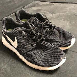 Black nike roshes